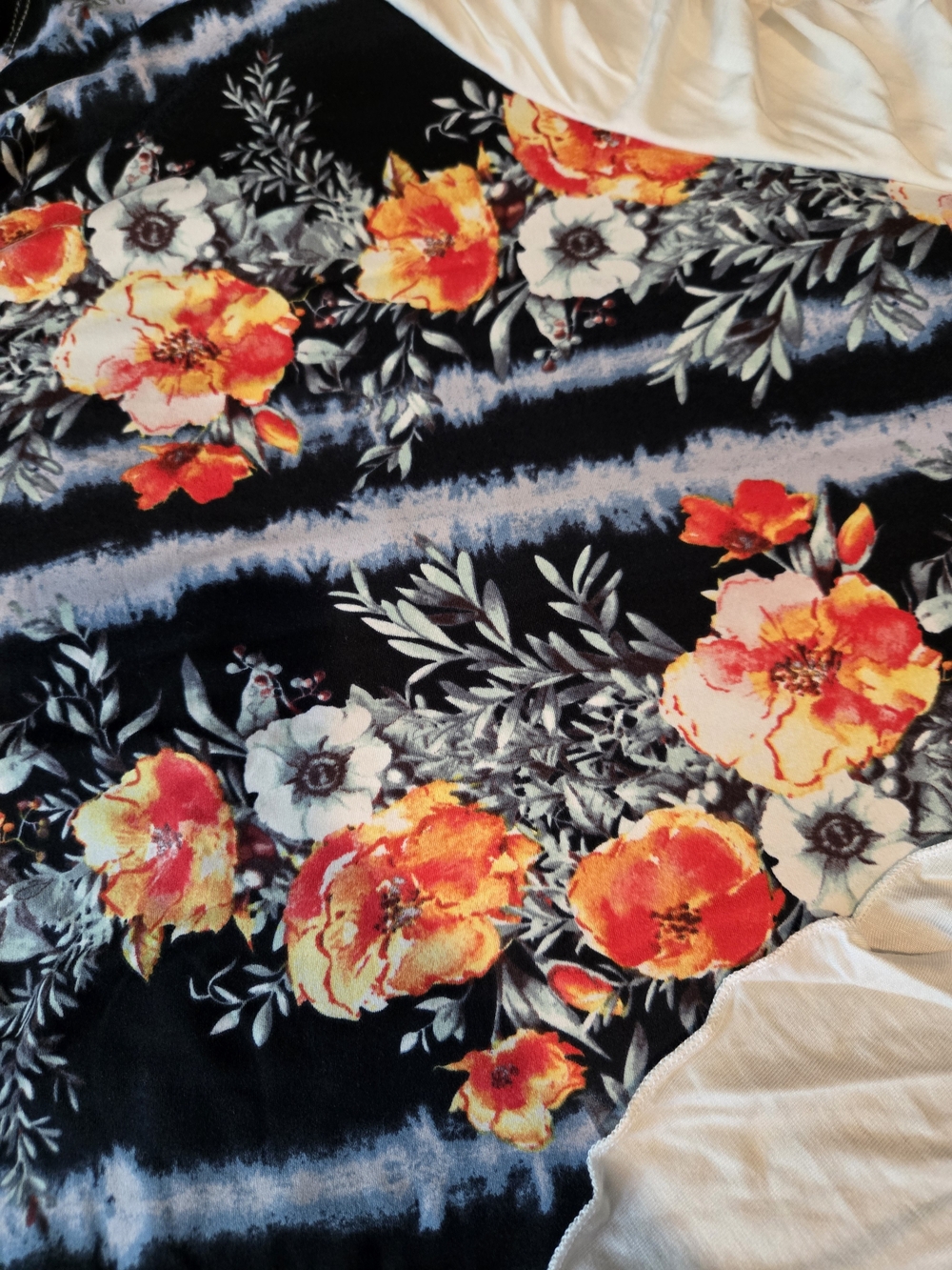 NWOT- Hi-Lo With Detailed Ruffle Hem Back-Plus - Picture 5 of 5